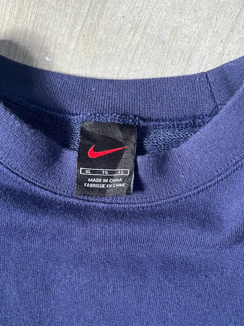 Vintage Nike Sweatshirt (Category: Coats, Jackets and Outerwear) located in Polangui. Submitted by jamessaintlaurent (Listing ID 1469191276, Image 3). Description: MEDIUM TO LARGE FITTINGS W-24 L-28 NO ISSUE GOOD CONDITION.
