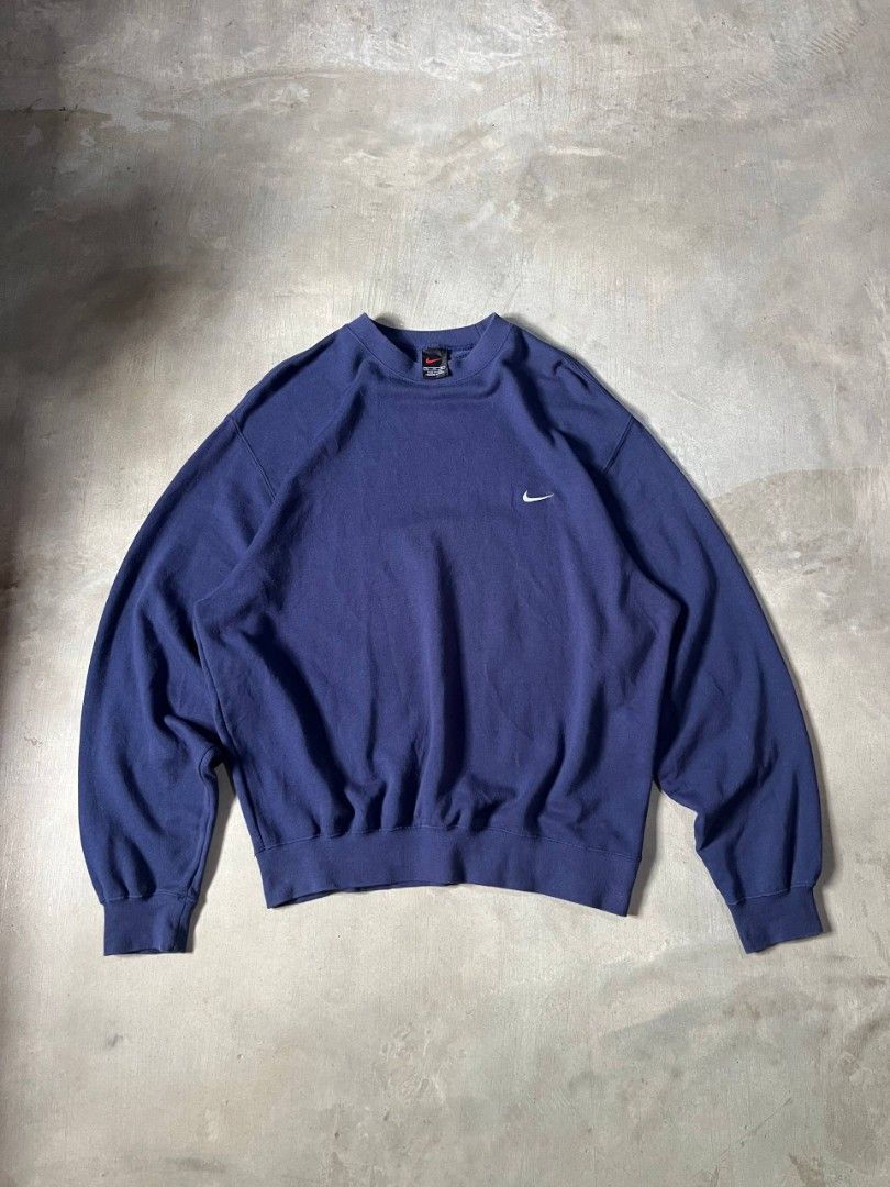 Vintage Nike Sweatshirt (Category: Coats, Jackets and Outerwear) located in Polangui. Submitted by jamessaintlaurent (Listing ID 1469191276, Image 1). Description: MEDIUM TO LARGE FITTINGS W-24 L-28 NO ISSUE GOOD CONDITION.