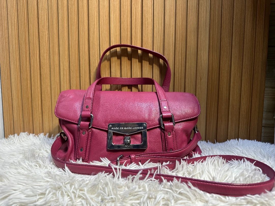 Vintage Pink Leather Handbag (Category: Luxury Bags & Wallets) located in Caloocan City. Submitted by nicolesy.co (Listing ID 1469259583, Image 2). Description: excellent condition .