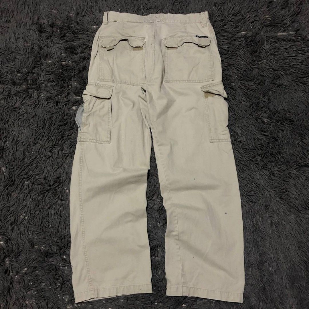 Vintage Quicksilver Cargo Pants (Category: Activewear) located in Camiling. Submitted by thriftscape2024 (Listing ID 1469331714, Image 1). Description: Excellent Condition Color rate: 9/10 Issue: see pics W: 32 L: 40 Thigh: 14 Leg Opening: 9.5.