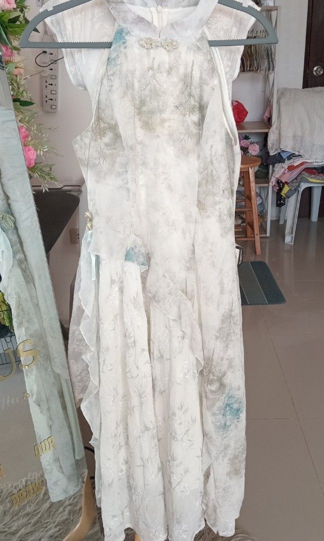 Vintage Silk dress (Category: Looking For) located in Makati City. Submitted by egsdhadghas (Listing ID 1469293363, Image 2). Description: in excellent condition. size XSMALL to small.