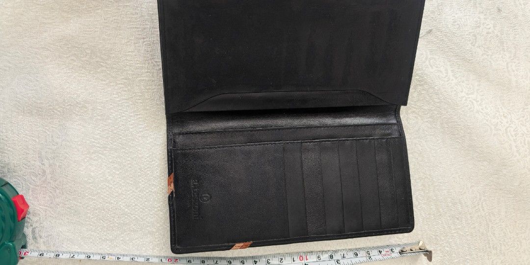 Vintage testoni long leather wallet (Category: Wallets & Card holders) located in Tuguegarao City. Submitted by zenphoenix-7ad615 (Listing ID 1469197325, Image 3). Description: A Testoni leather long wallet Unisex.