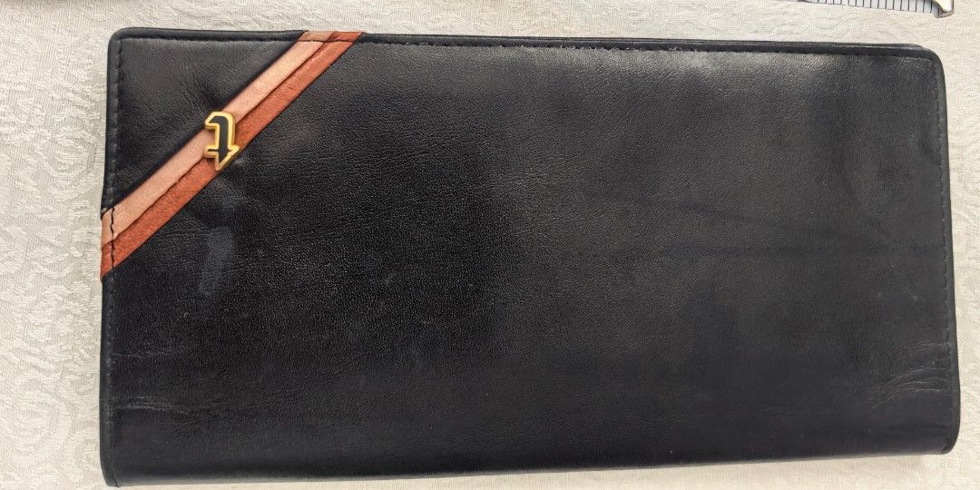 Vintage testoni long leather wallet (Category: Wallets & Card holders) located in Tuguegarao City. Submitted by zenphoenix-7ad615 (Listing ID 1469197325, Image 2). Description: A Testoni leather long wallet Unisex.