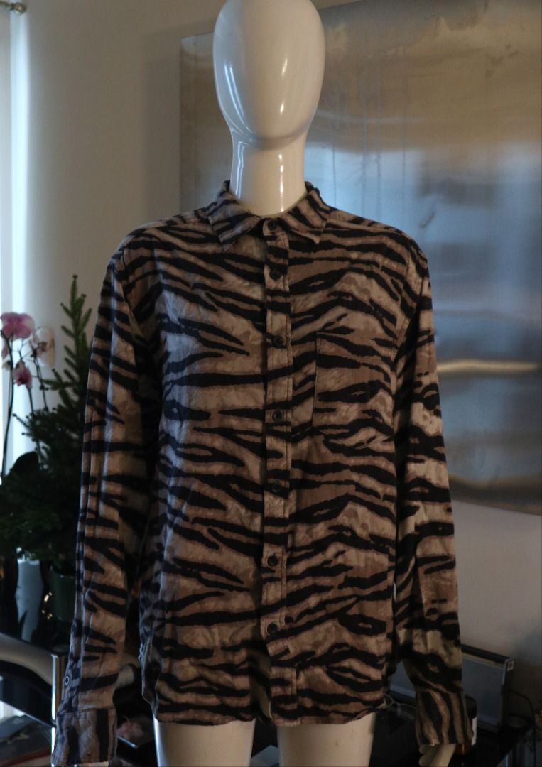 Vintage Tiger Print Button-Up Shirt (Category: Longsleeves) located in Paranaque City. Submitted by skulkch (Listing ID 1469361636, Image 1). Description: - Color: Taupe / brown, black, and beige - Pattern: Tiger stripe / animal print - Long sleeves with buttoned cuffs - Classic collared neckline - Full button-down front - Single chest pocket - Style: Vintage, grunge, Y2K, streetwear.