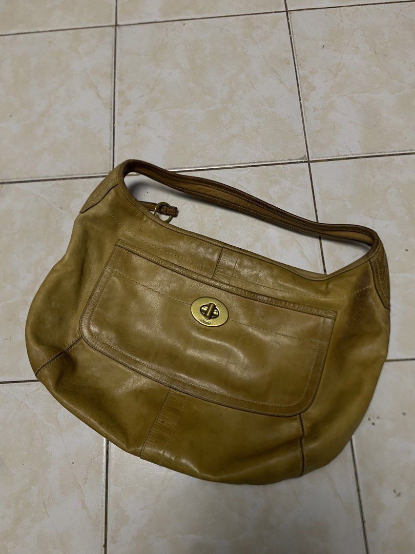 VINTAGE Y2k Coach HOBO BAG (Category: Shoulder Bags) located in Cotabato. Submitted by chaowie (Listing ID 1469189029, Image 1). Description: Negotiable price May ink stain issue .