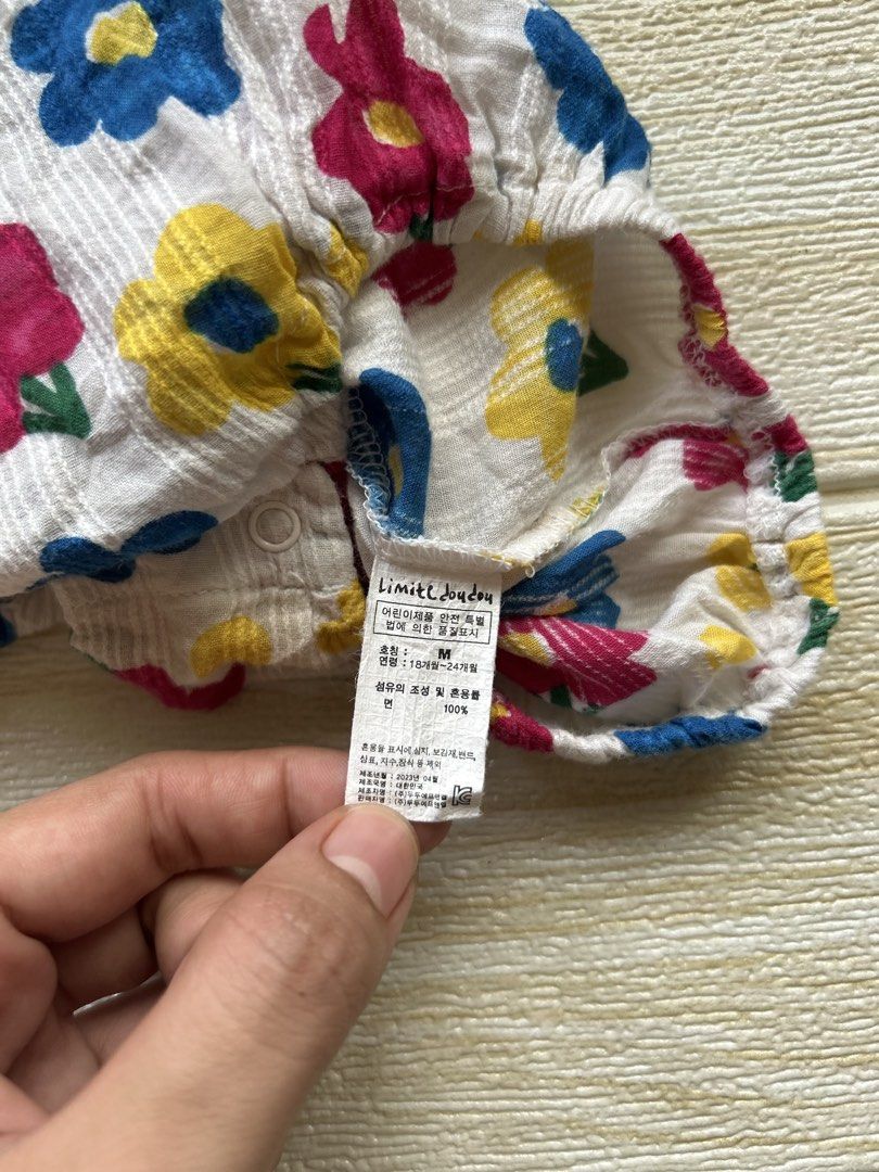 vintage-style white bubble romper 18-24m (Category: Babies & Kids Fashion) located in Cebu City. Submitted by yjainani (Listing ID 1469236611, Image 3). Description: featuring an all-over colorful blue, yellow, and pink floral pattern, a short-sleeve button-front placket, and a small chest patch with an "été" label.