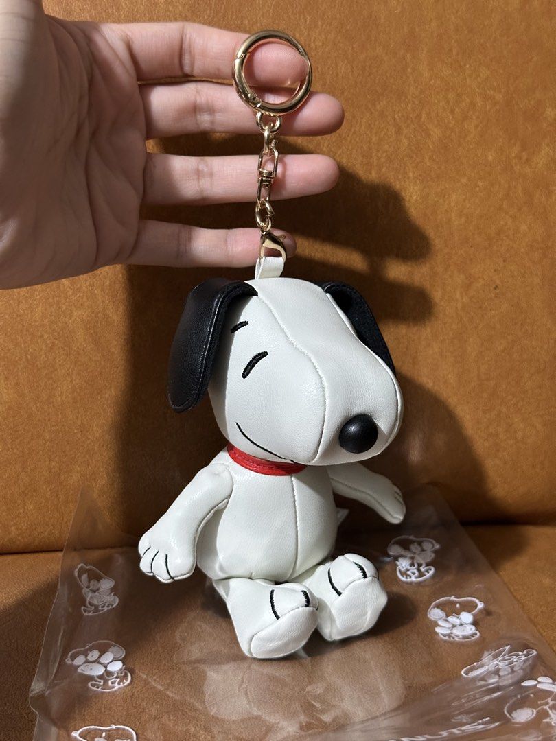 VIPO x PEANUTS Snoopy Leather Bag Charm Keychain (Category: Character Goods) located in Quezon City. Submitted by oohsahanuhh (Listing ID 1469220571, Image 2). Description: Shpee chckout available. Meet up SM North Payment Gcash/BDO - Item: VIPO x Peanuts Snoopy Keychain - Material: White & black faux leather with red collar - Hardware: Gold-tone clip - Details: Includes branded tag at the back, official Peanuts Worldwide merchandise - Condition: