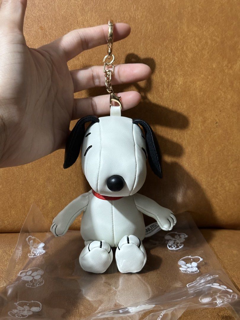 VIPO x PEANUTS Snoopy Leather Bag Charm Keychain (Category: Character Goods) located in Quezon City. Submitted by oohsahanuhh (Listing ID 1469220571, Image 1). Description: Shpee chckout available. Meet up SM North Payment Gcash/BDO - Item: VIPO x Peanuts Snoopy Keychain - Material: White & black faux leather with red collar - Hardware: Gold-tone clip - Details: Includes branded tag at the back, official Peanuts Worldwide merchandise - Condition: