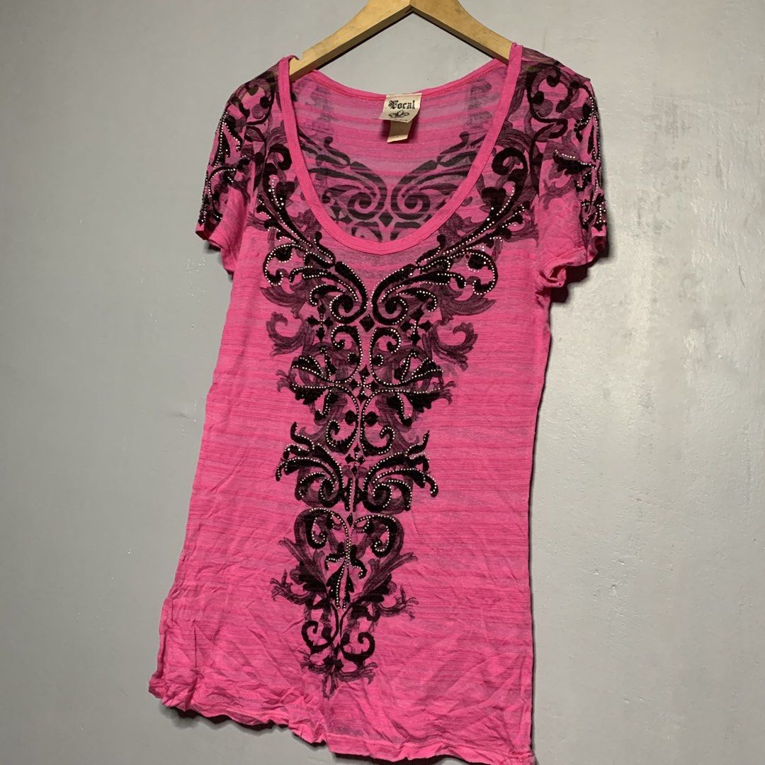 Vocal Pink Black Rhinestone Scroll T-Shirt (Category: Shirts) located in Manila. Submitted by emplysthrift. (Listing ID 1469217352, Image 2). Description: Vocal Women's Pink Graphic Print Rhinestone T-Shirt Made in USA Width "17 Length "26 Good Condition Colorrate: 9.8/10 Flaws: needwash only fresh from box (check last pics) Unli vouchers/vc for safe transactions 📲 Location: Laspinas City, Metro Manila, Brngy Talon Uno. 📍 DM IF INTERESTED📥 - B