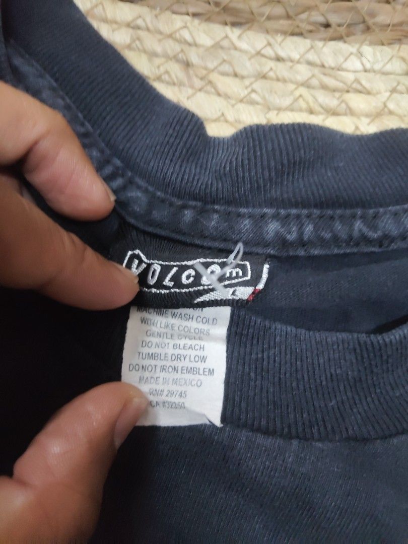 Volcom (Category: Activewear) located in Kuala Lumpur. Submitted by cupin_bundle8 (Listing ID 1469255959, Image 3). Description: Volcom Saiz L Pit 21 labuh 28 Kondisi bundle Rm20 BERMINAT WASAP 0136075087.