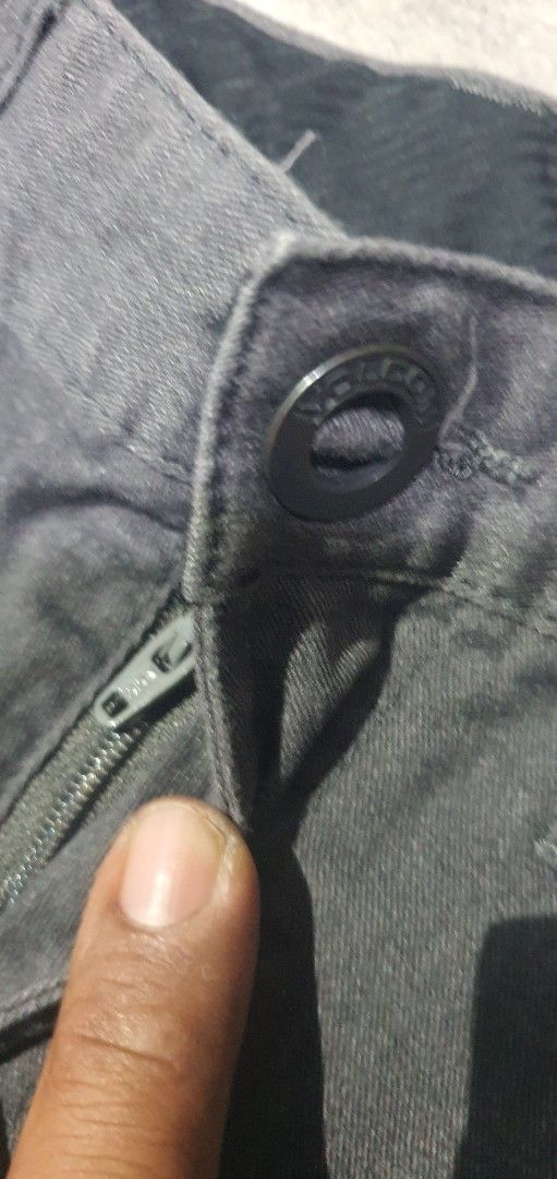 Volcom Slim Fit Grey Pants Size 24 (Category: Babies & Kids Fashion) located in Laoag. Submitted by floydg_corpuz22 (Listing ID 1469233300, Image 2). Description: Volcom grey slim-fit pants in Size 24 US / 10Y. Made with a comfortable cotton blend, featuring a zip fly and button closure. Volcom for kids 24x32.5 Vgood 200+sf.