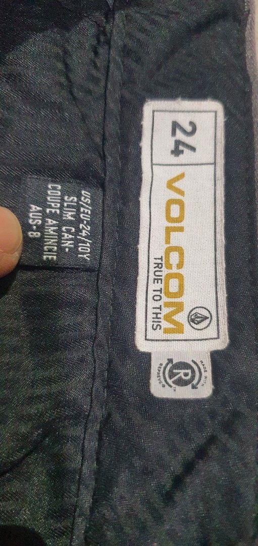 Volcom Slim Fit Grey Pants Size 24 (Category: Babies & Kids Fashion) located in Laoag. Submitted by floydg_corpuz22 (Listing ID 1469233300, Image 3). Description: Volcom grey slim-fit pants in Size 24 US / 10Y. Made with a comfortable cotton blend, featuring a zip fly and button closure. Volcom for kids 24x32.5 Vgood 200+sf.