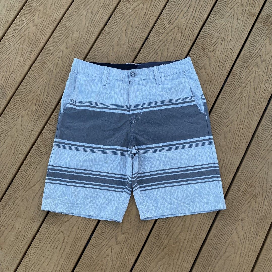 Volcom Surf&Turf 4 way stretch shorts (Category: Shorts) located in San Francisco. Submitted by egylouise638632 (Listing ID 1469291480, Image 2). Description: Vôlcom Surf&Turf 4 way stretch shorts Size: 30 Length:19 As new condition 10/10 color rate need wash 550+shipping fee .