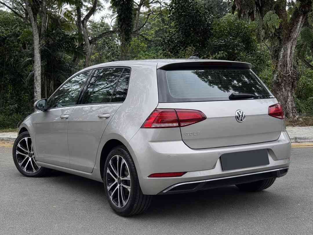 Volkswagen Golf 1.4 TSI DSG Comfortline (A) (Category: Used Cars) located in Singapore. Submitted by carousell_certified_partners (Listing ID 1469311103, Image 3). Description: Fuel efficient 1.4L engine paired with a turbocharger for low road tax but efficient power! Spacious and comfortable interior for your passengers too! 7 speed DSG gearbox for smooth gear changes. Contact us today to arrange a viewing for this unit at the showroom now! Feat