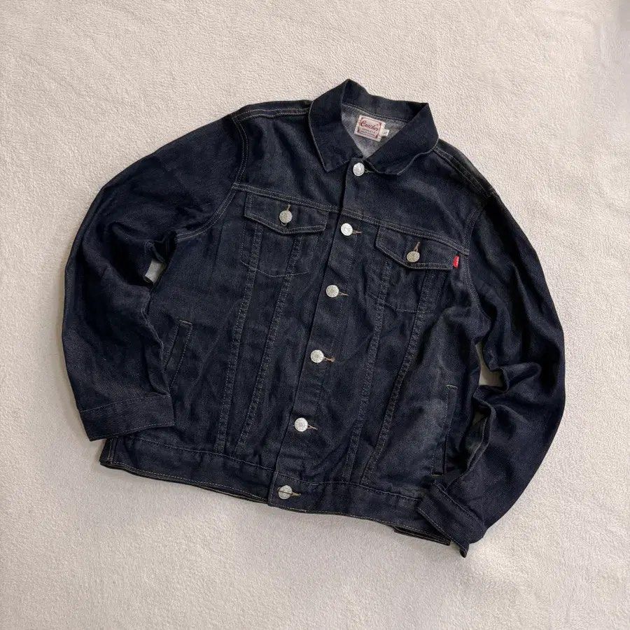 Vtg Cracker usa MFG (Category: Coats, Jackets and Outerwear) located in Alegria. Submitted by thriftedpinas (Listing ID 1469231402, Image 1). Description: Vtg cracker usa MFG Size : Large Dimension : W22.5 / L27.5 Condition : 9.5/10 No issue Php : 1.5k shipped.
