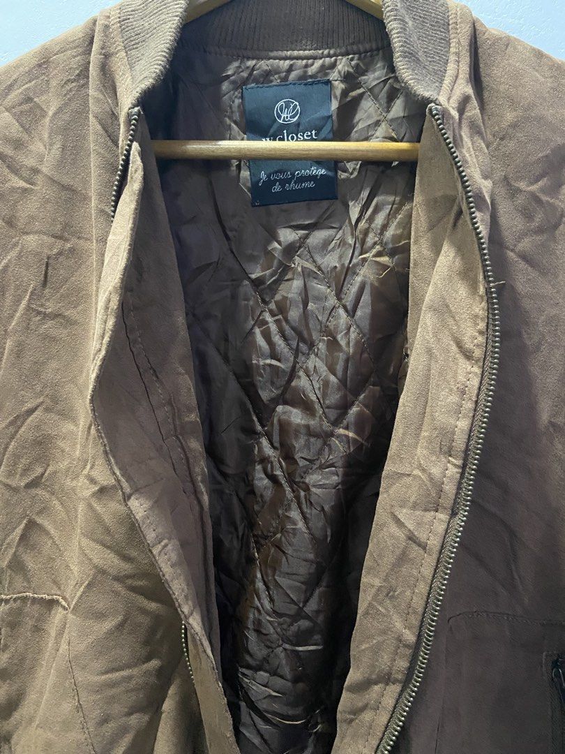 W closet (Category: Coats, Jackets and Outerwear) located in Tukuran. Submitted by retrothrifter88 (Listing ID 1469236253, Image 3). Description: 22x25.