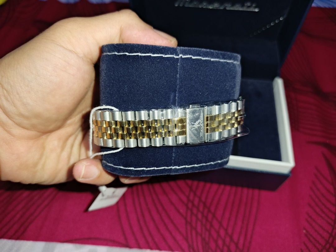 Watch (Category: Luxury Watches) located in Manila. Submitted by marketplace.88 (Listing ID 1469352962, Image 3). Description: brandnew watch never use still in the box and has plastic.