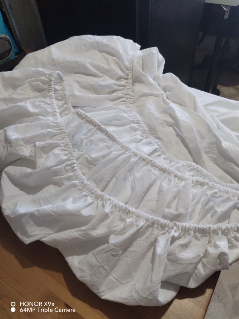White Bedsheets ( king Size) (Category: Bedding & Towels) located in Muntinlupa City. Submitted by arciagamaryann68 (Listing ID 1469217497, Image 1). Description: - Size: King Size - Color: Clean White - Design: Fitted bedsheet with all-around elastic garter for a secure fit - Material: Soft and comfortable fabric for a good night's sleep - Condition: Well-maintained and ready to use.