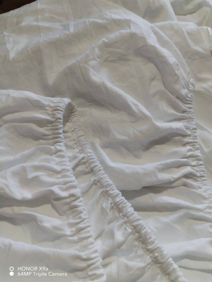 White Bedsheets ( king Size) (Category: Bedding & Towels) located in Muntinlupa City. Submitted by arciagamaryann68 (Listing ID 1469217497, Image 3). Description: - Size: King Size - Color: Clean White - Design: Fitted bedsheet with all-around elastic garter for a secure fit - Material: Soft and comfortable fabric for a good night's sleep - Condition: Well-maintained and ready to use.
