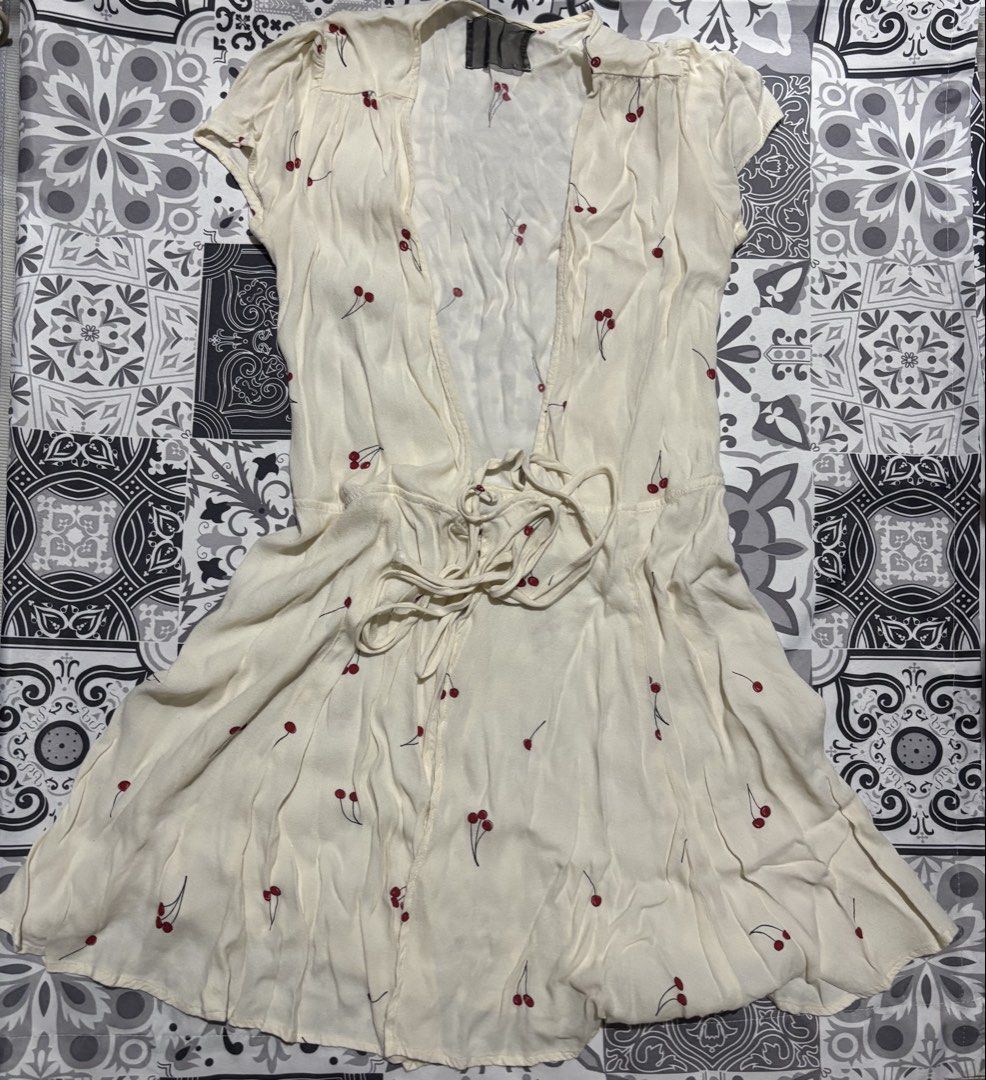 White Dress (Category: Dresses) located in Marikina City. Submitted by shanctuarykrrt (Listing ID 1469361168, Image 1). Description: .