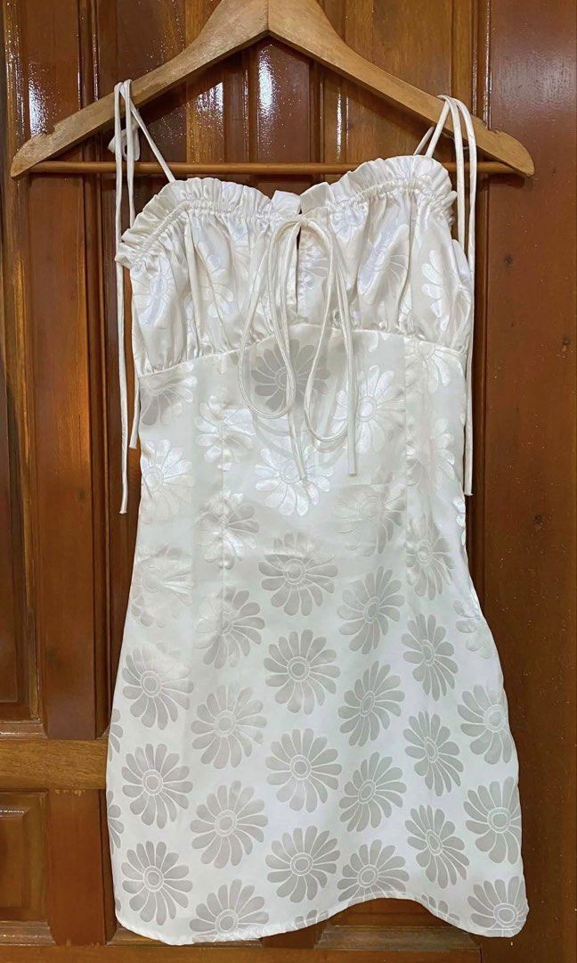 White floral jacquard mini dress (Category: Dresses) located in Antipolo. Submitted by mfl_08 (Listing ID 1469310683, Image 1). Description: - White satin dress with daisy print & adjustable tie straps - Material: Smooth satin-like fabric - only used once ❗️no ww pic ❗️non nego - shipping thru jnt or lalamove.
