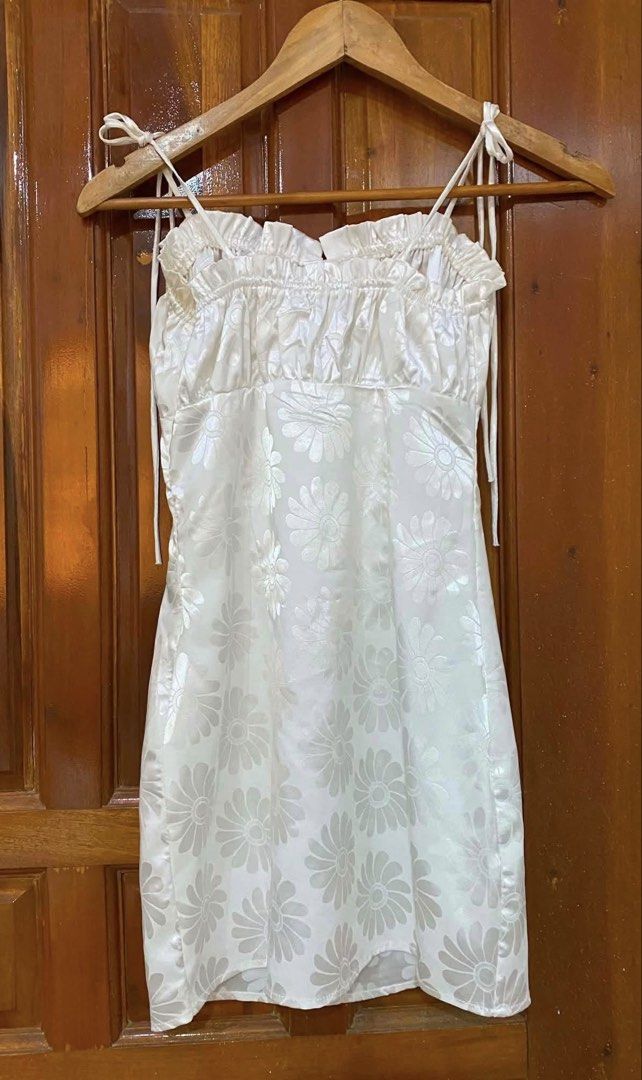 White floral jacquard mini dress (Category: Dresses) located in Antipolo. Submitted by mfl_08 (Listing ID 1469310683, Image 2). Description: - White satin dress with daisy print & adjustable tie straps - Material: Smooth satin-like fabric - only used once ❗️no ww pic ❗️non nego - shipping thru jnt or lalamove.