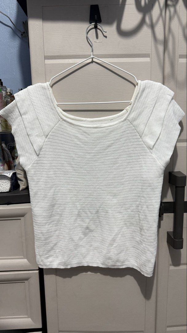 White Knitted Top (Category: Shirts) located in Quezon City. Submitted by dinesaur (Listing ID 1469267752, Image 1). Description: .