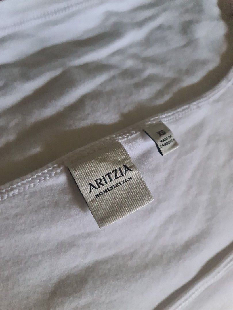 White longsleeves (Category: Longsleeves) located in Angeles City. Submitted by milovewardrobe (Listing ID 1469228493, Image 3). Description: Xs on tag. Can fit upto 34 bust (stretch).