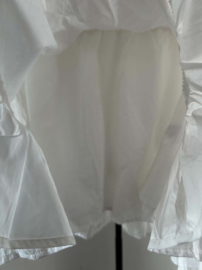 White mini ruffle skirt gartered back with lining S-M (Category: Skirts) located in Carmona. Submitted by av067t (Listing ID 1469162590, Image 3). Description: - Color: White - Style: Mini ruffle skirt - Fit: S to M (12.5 inches across the waist, 16 inches total length) - Comfort: Gartered back design for a flexible fit - Quality: Includes inner lining (not see-through).