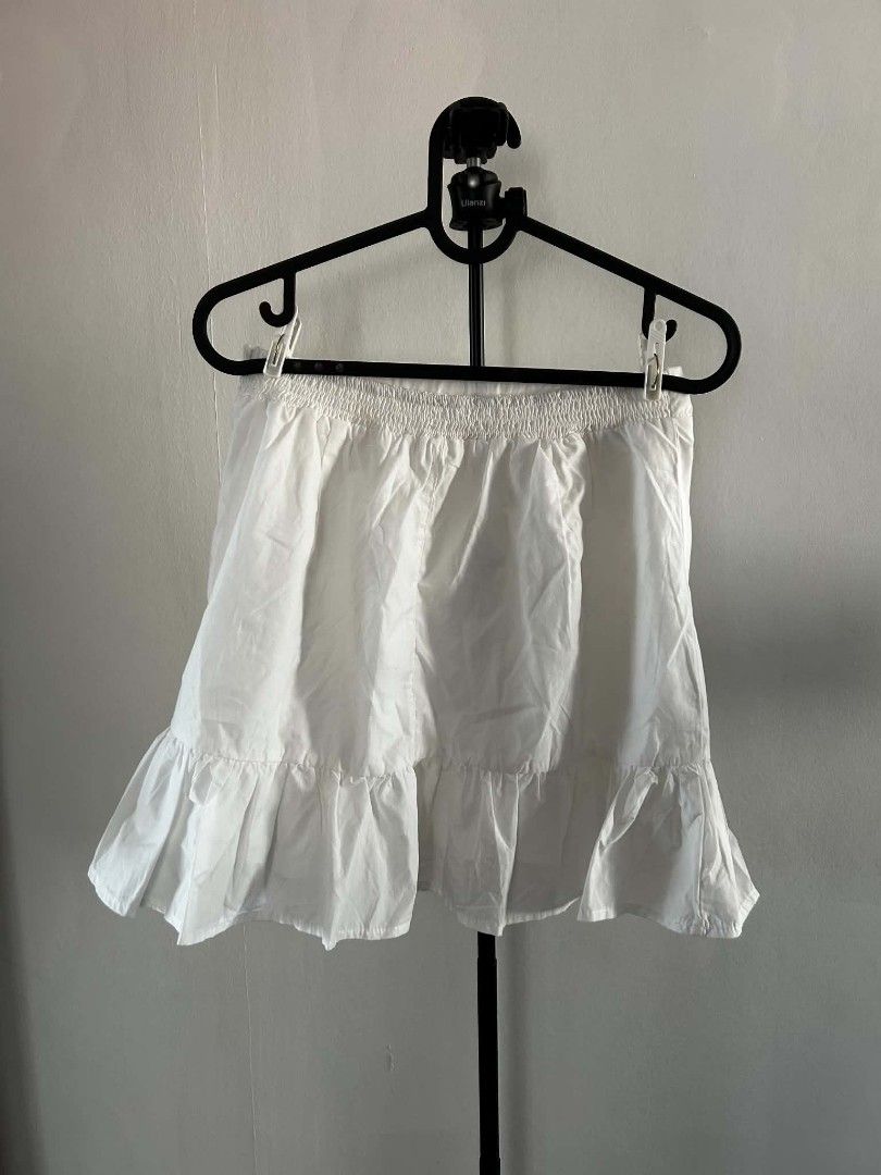 White mini ruffle skirt gartered back with lining S-M (Category: Skirts) located in Carmona. Submitted by av067t (Listing ID 1469162590, Image 2). Description: - Color: White - Style: Mini ruffle skirt - Fit: S to M (12.5 inches across the waist, 16 inches total length) - Comfort: Gartered back design for a flexible fit - Quality: Includes inner lining (not see-through).