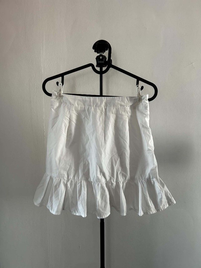 White mini ruffle skirt gartered back with lining S-M (Category: Skirts) located in Carmona. Submitted by av067t (Listing ID 1469162590, Image 1). Description: - Color: White - Style: Mini ruffle skirt - Fit: S to M (12.5 inches across the waist, 16 inches total length) - Comfort: Gartered back design for a flexible fit - Quality: Includes inner lining (not see-through).