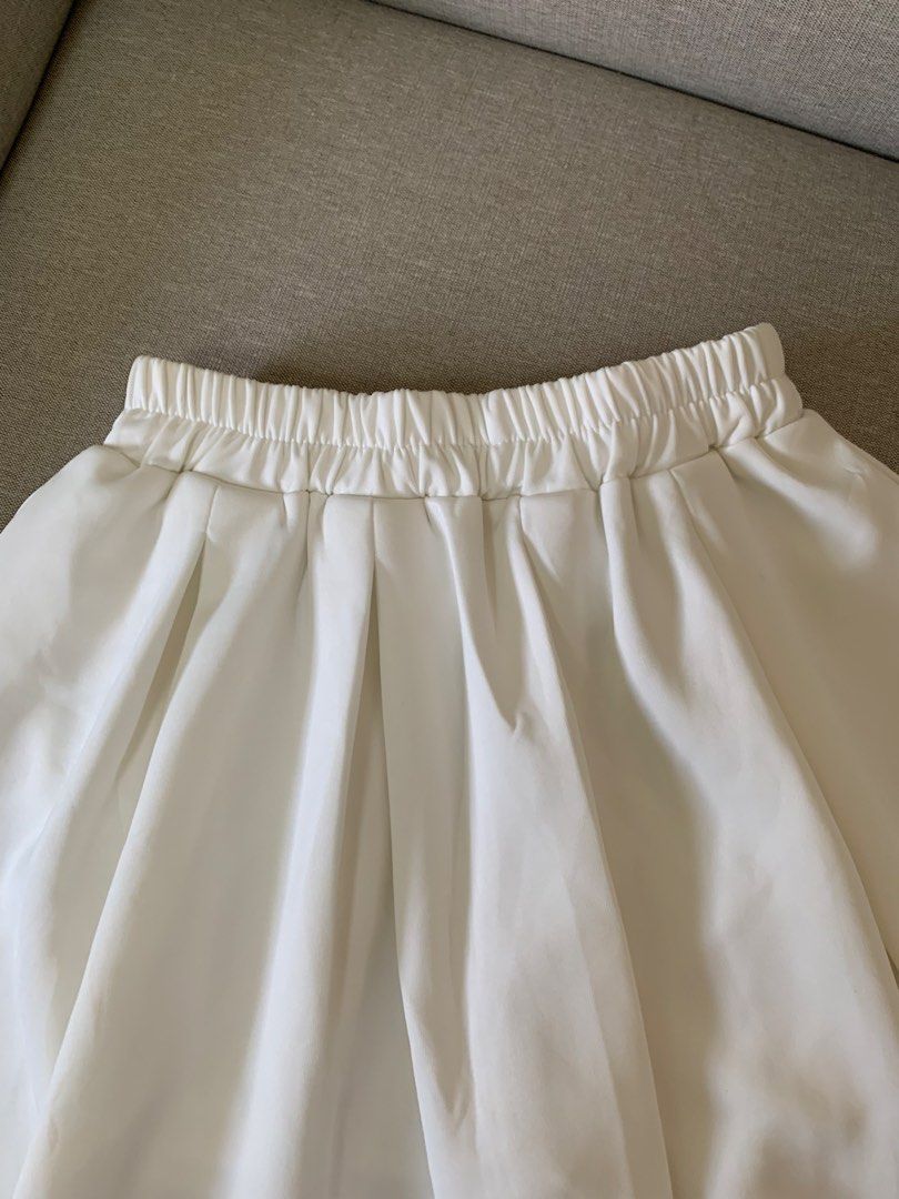 White pleated skirt (Category: Skirts) located in Paranaque City. Submitted by shoplovedbya (Listing ID 1469203361, Image 2). Description: ♡ Waist: 22.5 - 31 ♡ Hips: stretch up to 38 ♡ Length: 15 - Has inner shorts - Thick and nice quality .