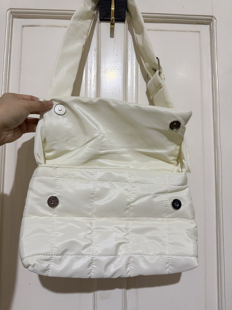 White Puffer Shoulder Bag (Category: Shoulder Bags) located in Marikina City. Submitted by louvy.r (Listing ID 1469320062, Image 2). Description: .
