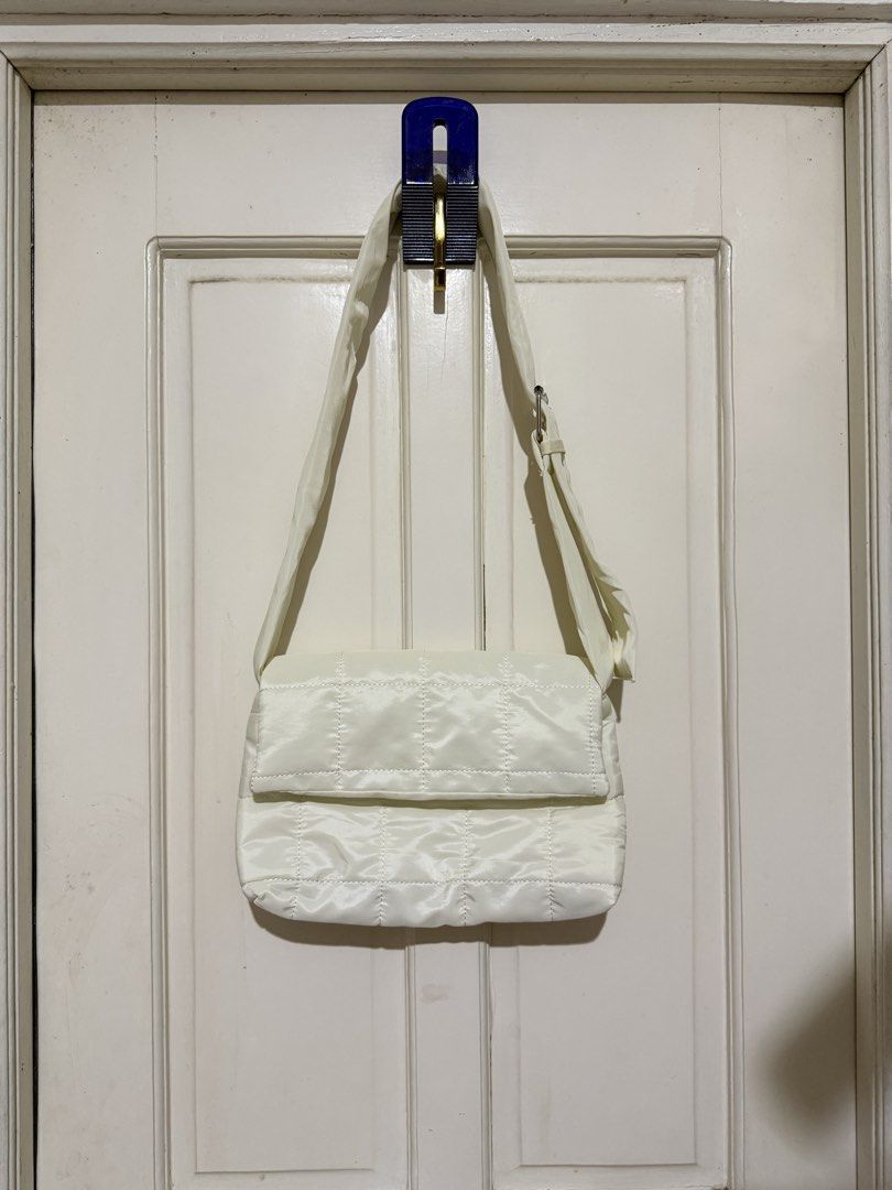 White Puffer Shoulder Bag (Category: Shoulder Bags) located in Marikina City. Submitted by louvy.r (Listing ID 1469320062, Image 1). Description: .