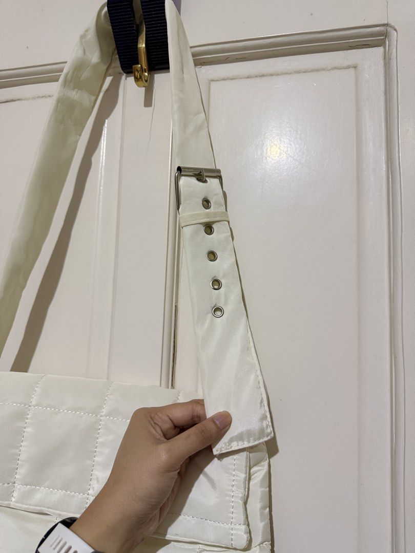 White Puffer Shoulder Bag (Category: Shoulder Bags) located in Marikina City. Submitted by louvy.r (Listing ID 1469320062, Image 3). Description: .