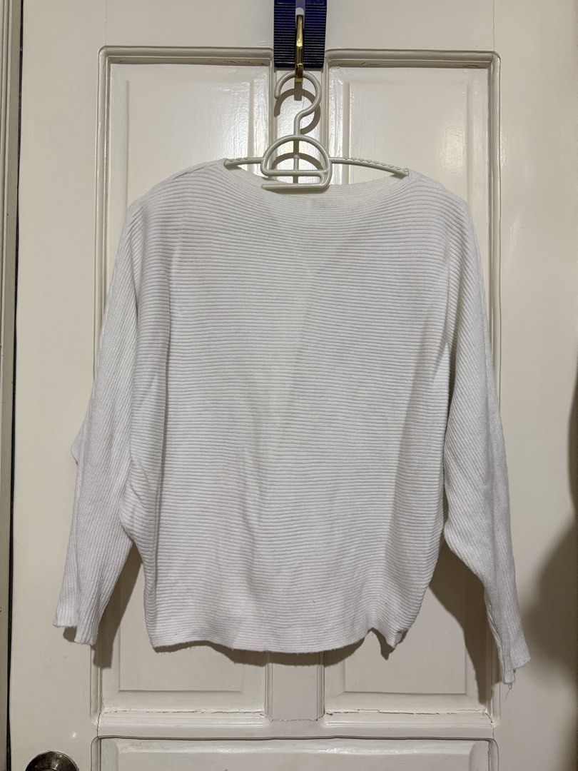 White ribbed knit sweater batwing sleeves (Category: Coats, Jackets and Outerwear) located in Marikina City. Submitted by louvy.r (Listing ID 1469384487, Image 1). Description: .