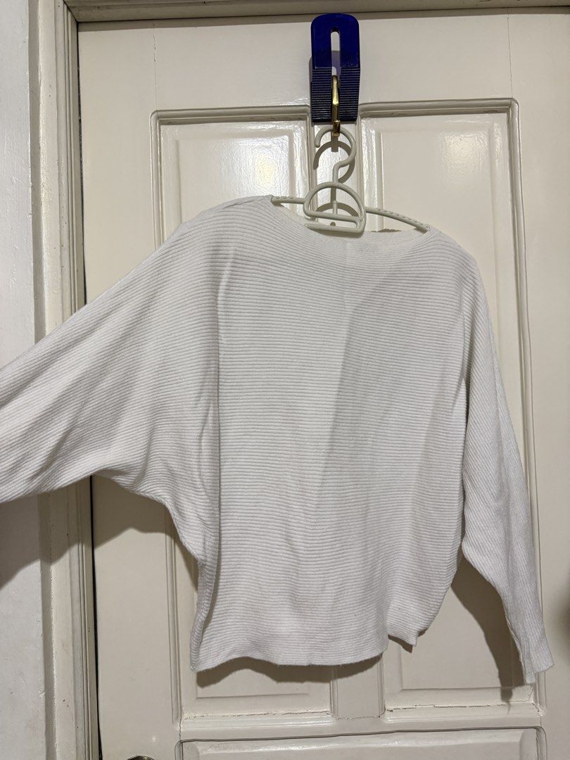 White ribbed knit sweater batwing sleeves (Category: Coats, Jackets and Outerwear) located in Marikina City. Submitted by louvy.r (Listing ID 1469384487, Image 2). Description: .