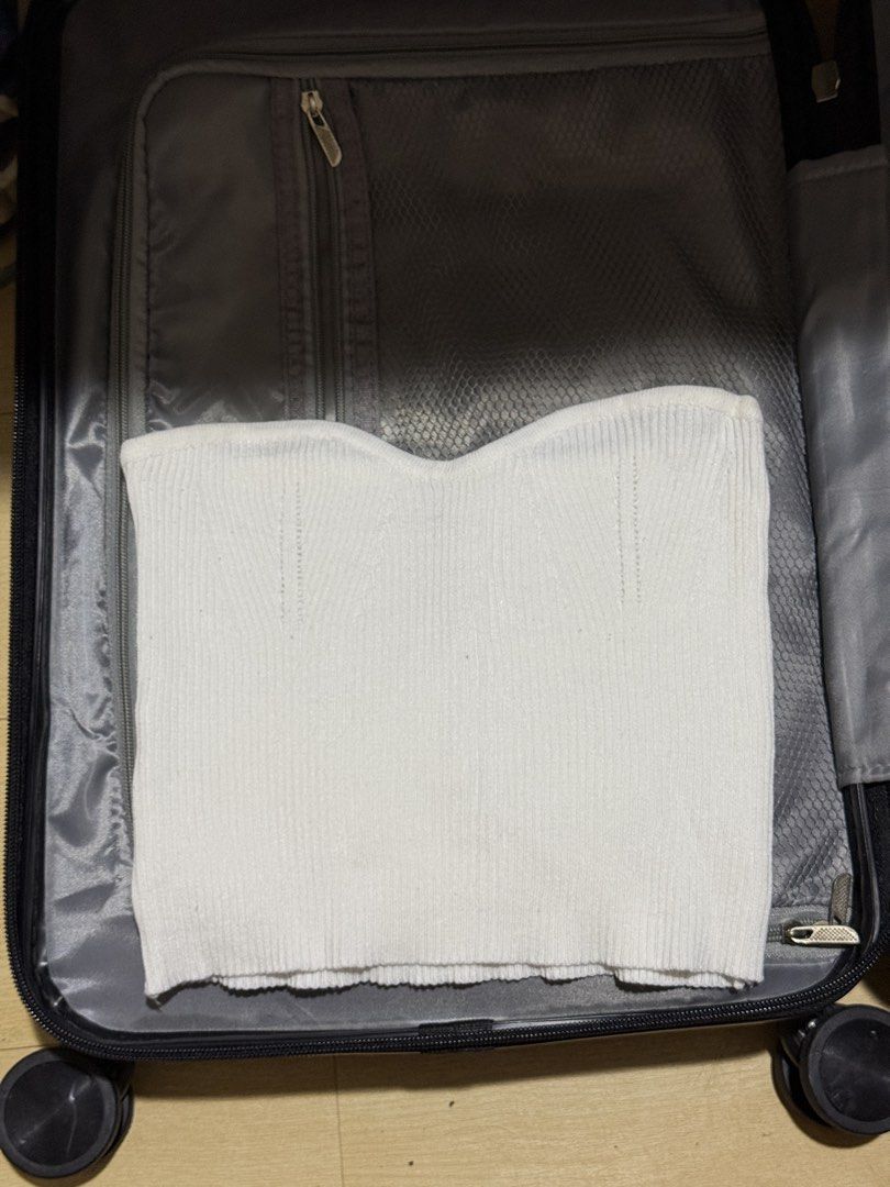 White Ribbed Knit Tube Top (Category: Sleeveless) located in Marikina City. Submitted by louvy.r (Listing ID 1469313032, Image 1). Description: Length 10 inches Very stretchy fits small-medium body frame.