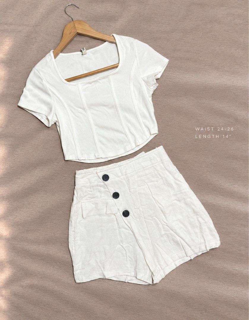 White Skort 24 - 26 (Category: Shorts) located in Caloocan City. Submitted by nnnprelovedclothes (Listing ID 1469384920, Image 1). Description: .