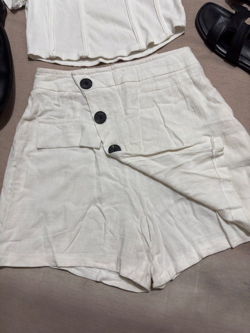 White Skort 24 - 26 (Category: Shorts) located in Caloocan City. Submitted by nnnprelovedclothes (Listing ID 1469384920, Image 3). Description: .