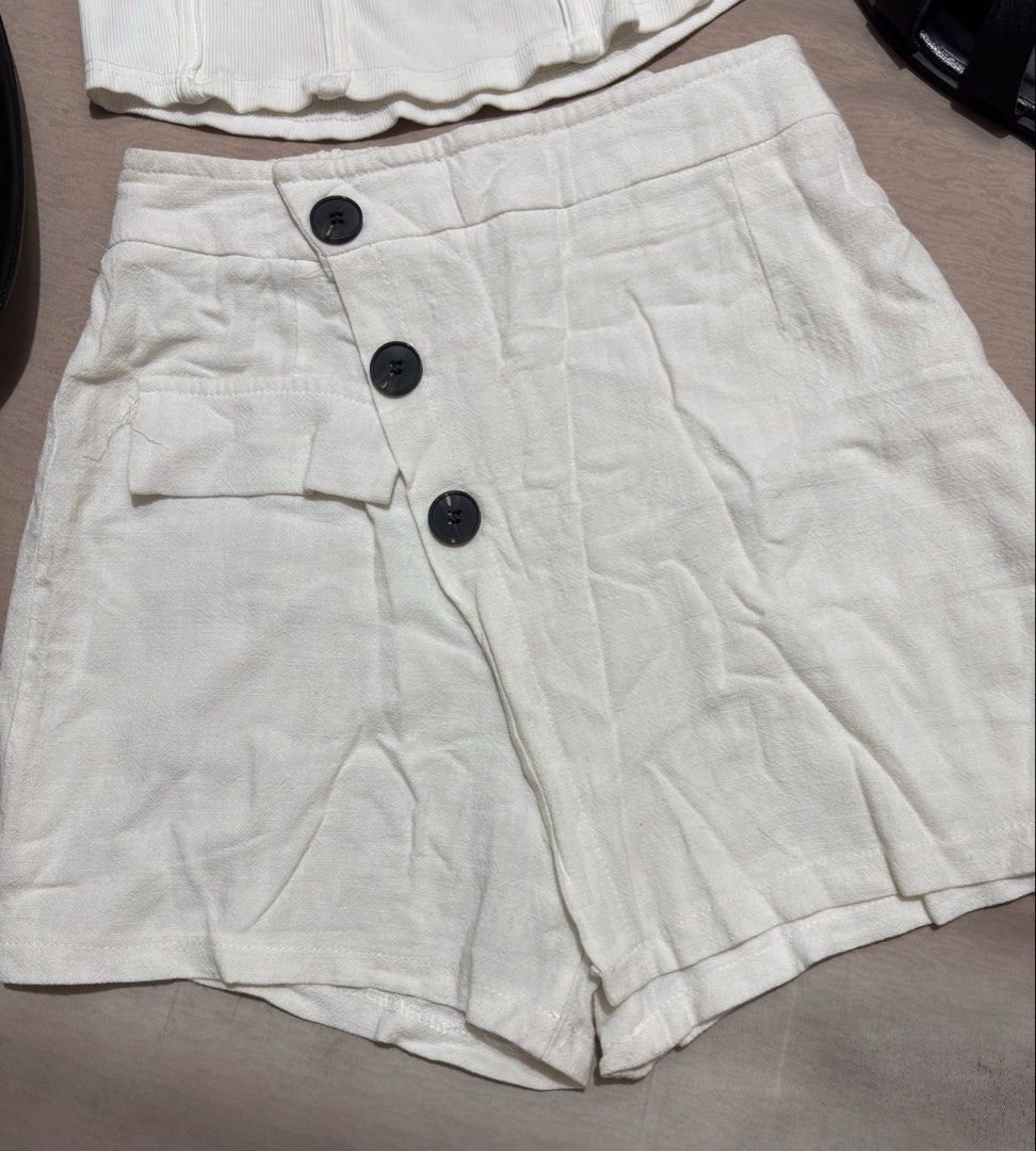 White Skort 24 - 26 (Category: Shorts) located in Caloocan City. Submitted by nnnprelovedclothes (Listing ID 1469384920, Image 2). Description: .