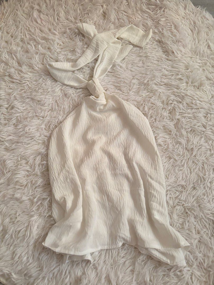 White textured halter top with tie neck (Category: Sleeveless) located in Quezon City. Submitted by hadescloset (Listing ID 1469168551, Image 1). Description: - Color: White - Style: Halter top with adjustable tie-neck and back - Texture: Trendy crinkled fabric - Fabric: Lightweight and breathable for hot weather - Versatility: Easy to pair with jeans, shorts, or skirts - Condition: Brand new / Excellent.
