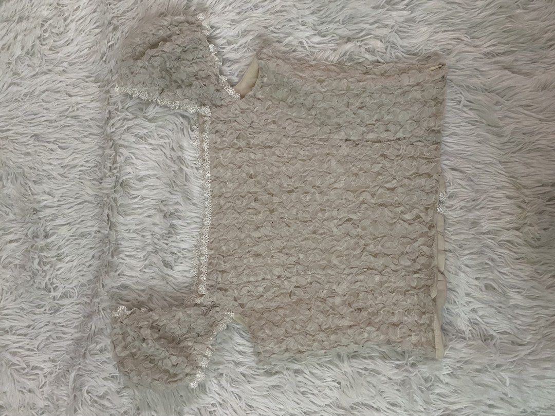 White top (Category: Others Tops) located in Manila. Submitted by curated_by_anj (Listing ID 1469184827, Image 2). Description: .