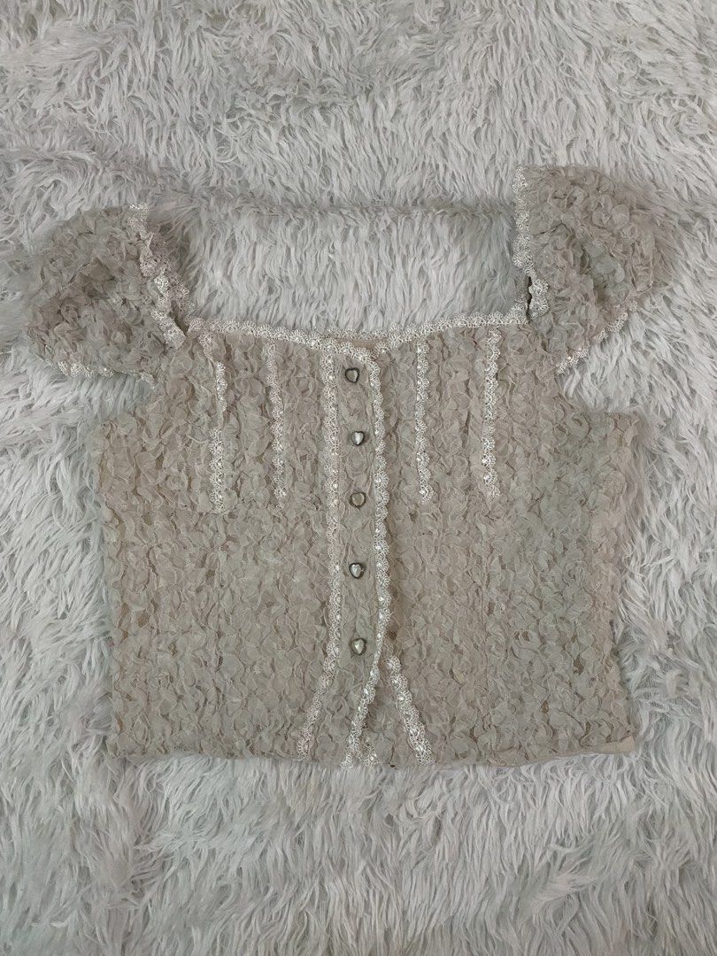 White top (Category: Others Tops) located in Manila. Submitted by curated_by_anj (Listing ID 1469184827, Image 1). Description: .