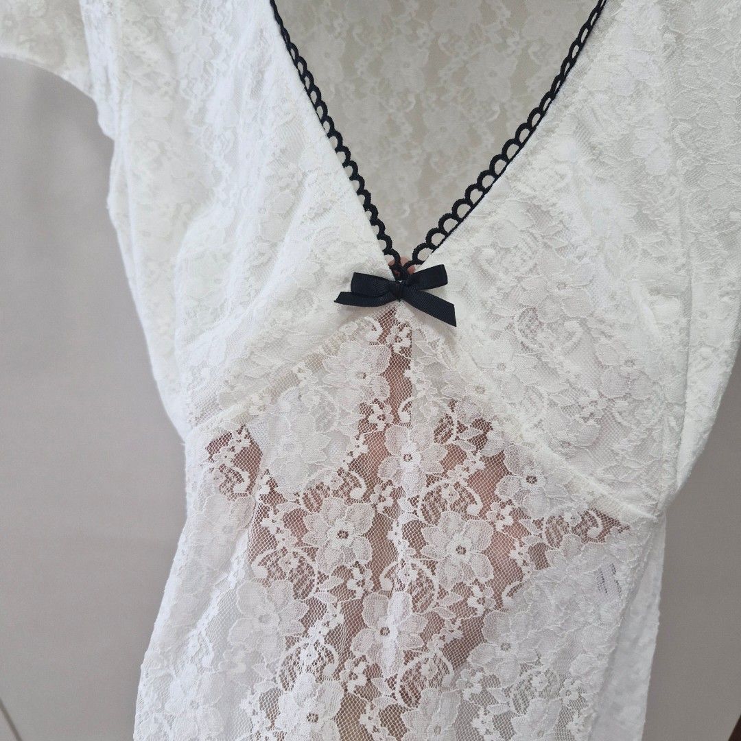 White Vneck Mesh Dainty Lace Blouse (Category: Blouses) located in Baguio. Submitted by terrylui_stuffs (Listing ID 1469256092, Image 3). Description: Fits up to 38B Lace, White very cute and airy lace blouse.