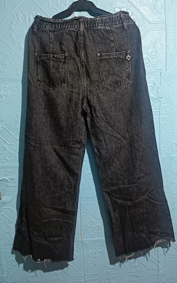 BAGGY JEANS HEAVY DENIM BLACK WIDE (Category: Jeans) located in Quezon City. Submitted by zoesmithshop (Listing ID 1469281168, Image 3). Description: SIZE-26 On TAG Good for 32 STRETCHABLE NO ISSUE MATERIAL - DENIM COLOR GRADE- 9/10 NO ISSUE.