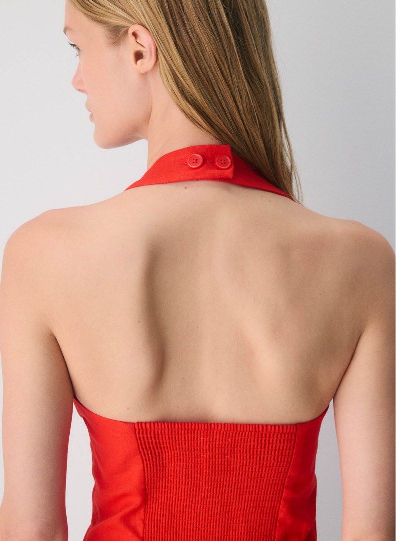 Wilfred Whisper Linen Halter Top Red (Category: Sleeveless) located in Rosales. Submitted by dariang22 (Listing ID 1469188965, Image 3). Description: - Brand: Aritzia (Wilfred Line) - Material: Breathable organic linen - Color: Bright red - Design: Square neckline, front seams for a tailored fit, and double-button closure behind the neck - Comfort: Smocked back panel for extra stretch and easy wear - Styling: Perfect vibrant summer piece for pair