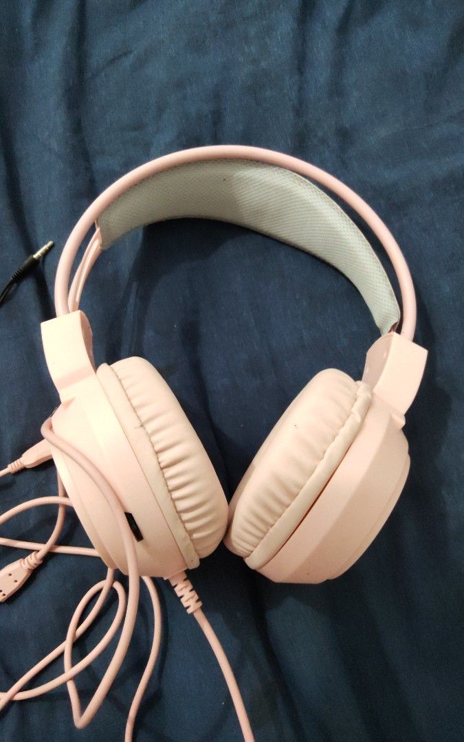 Wired Gaming Headphone for girls (Category: Headphones & Headsets) located in Davao. Submitted by _cinnamon.roll (Listing ID 1469303498, Image 1). Description: Used once Good for Laptop & Pc with microphone & lights multi-connector.