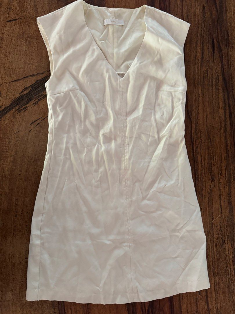 Assorted Woman Dress - Multiple Styles (Category: Dresses) located in Muntinlupa City. Submitted by tinry (Listing ID 1469180584, Image 3). Description: 100 each Garage sale excess Priority to wholesalers Assorted brands like plains and prints, uniqlo, cln, sm, vice versa, mango, kamiseta, tommy, BR, ann taylor, etc Med or large.