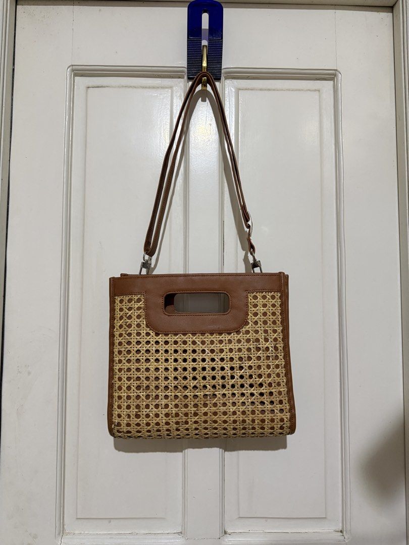 Woven Rattan Brown Bag (Category: Shoulder Bags) located in Marikina City. Submitted by louvy.r (Listing ID 1469320688, Image 1). Description: Local brand Bought for 3k.